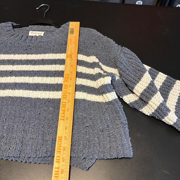 Olive + Oak Blue and White Oversized Cropped Sweater Women's Size XL Polyester - Picture 3 of 7
